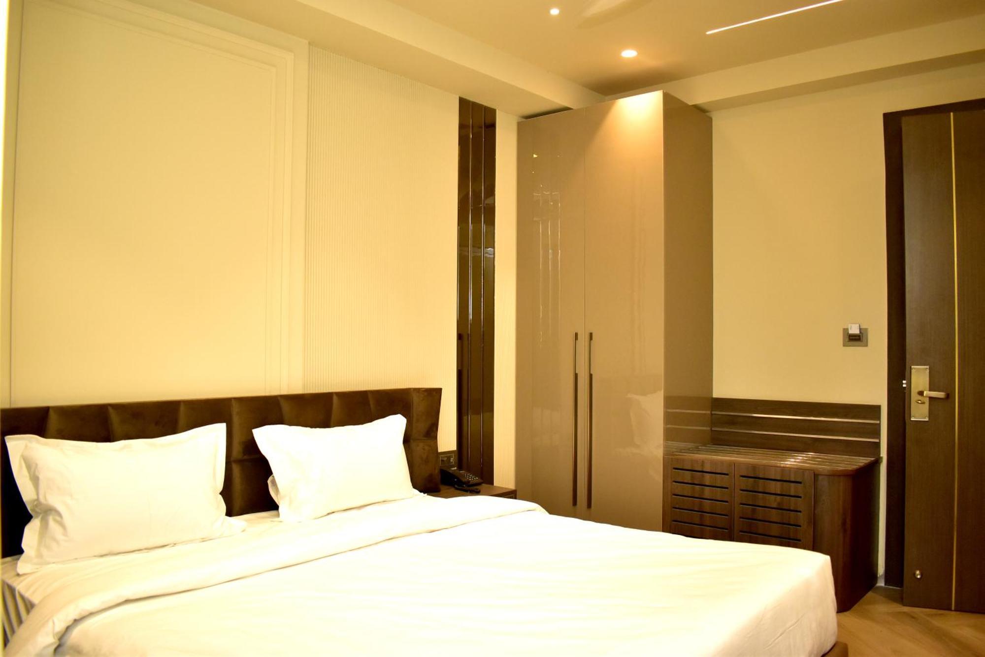 Hotel Cullinan By Qotel Janakpuri Delhi  Exterior foto
