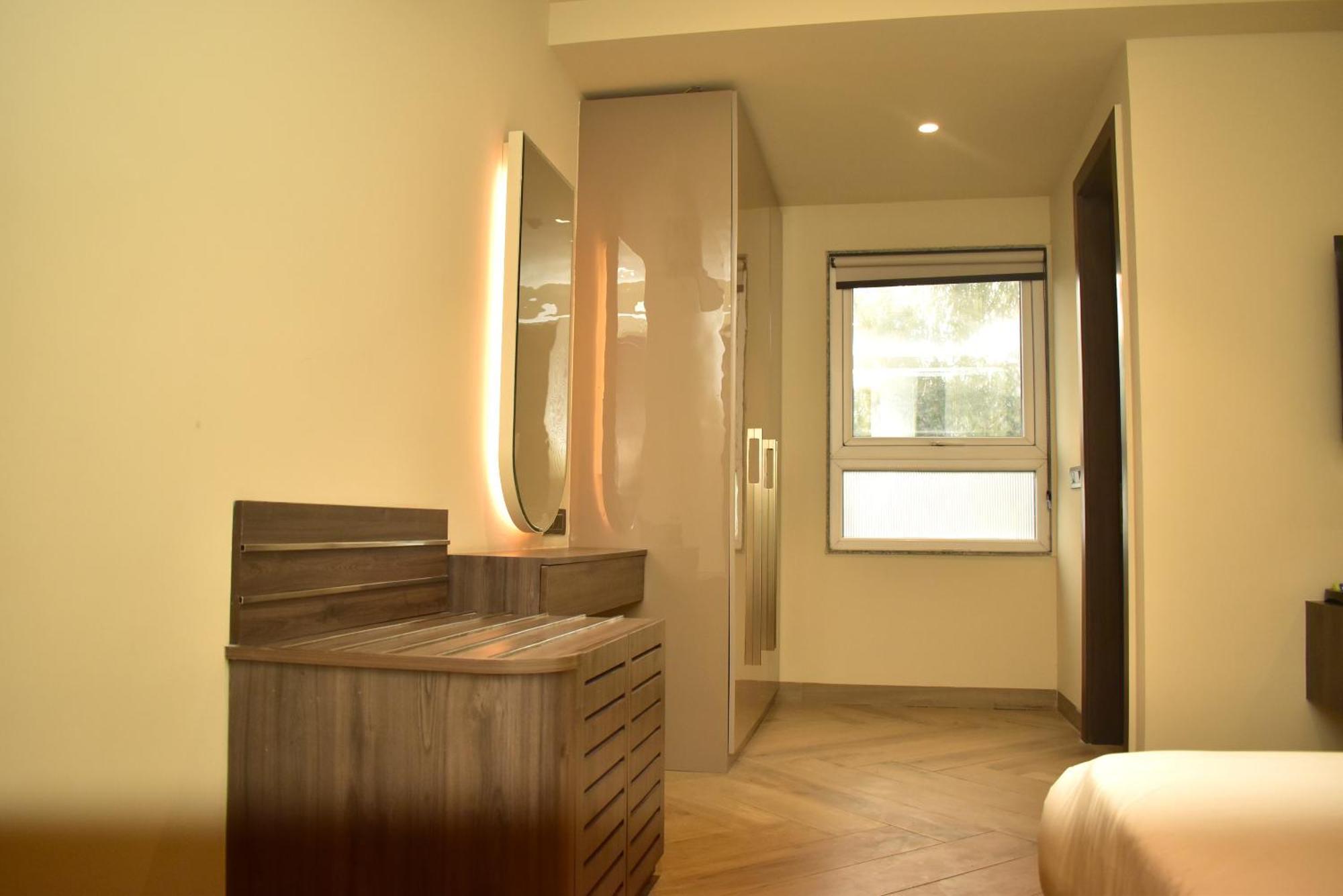 Hotel Cullinan By Qotel Janakpuri Delhi  Exterior foto