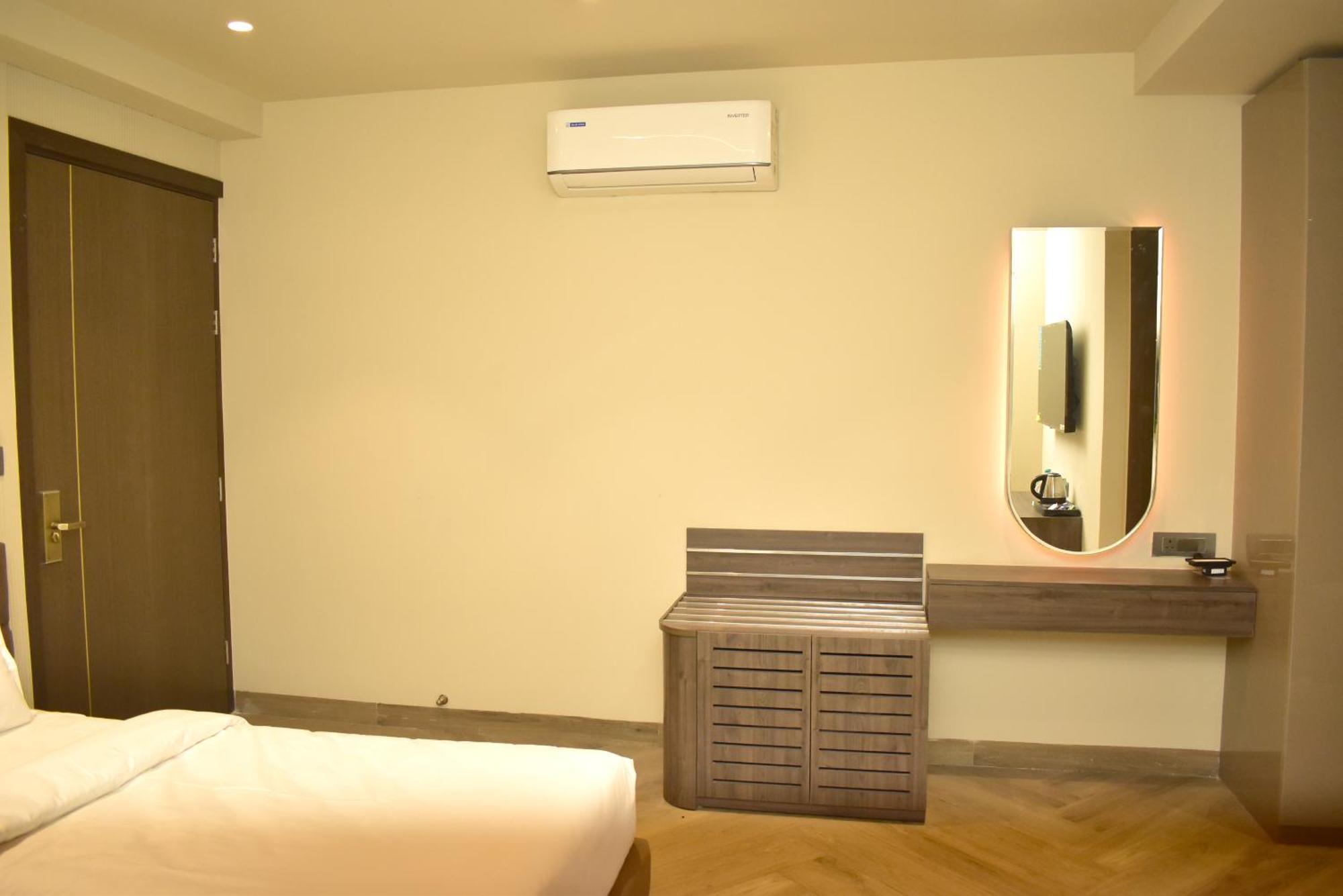 Hotel Cullinan By Qotel Janakpuri Delhi  Exterior foto