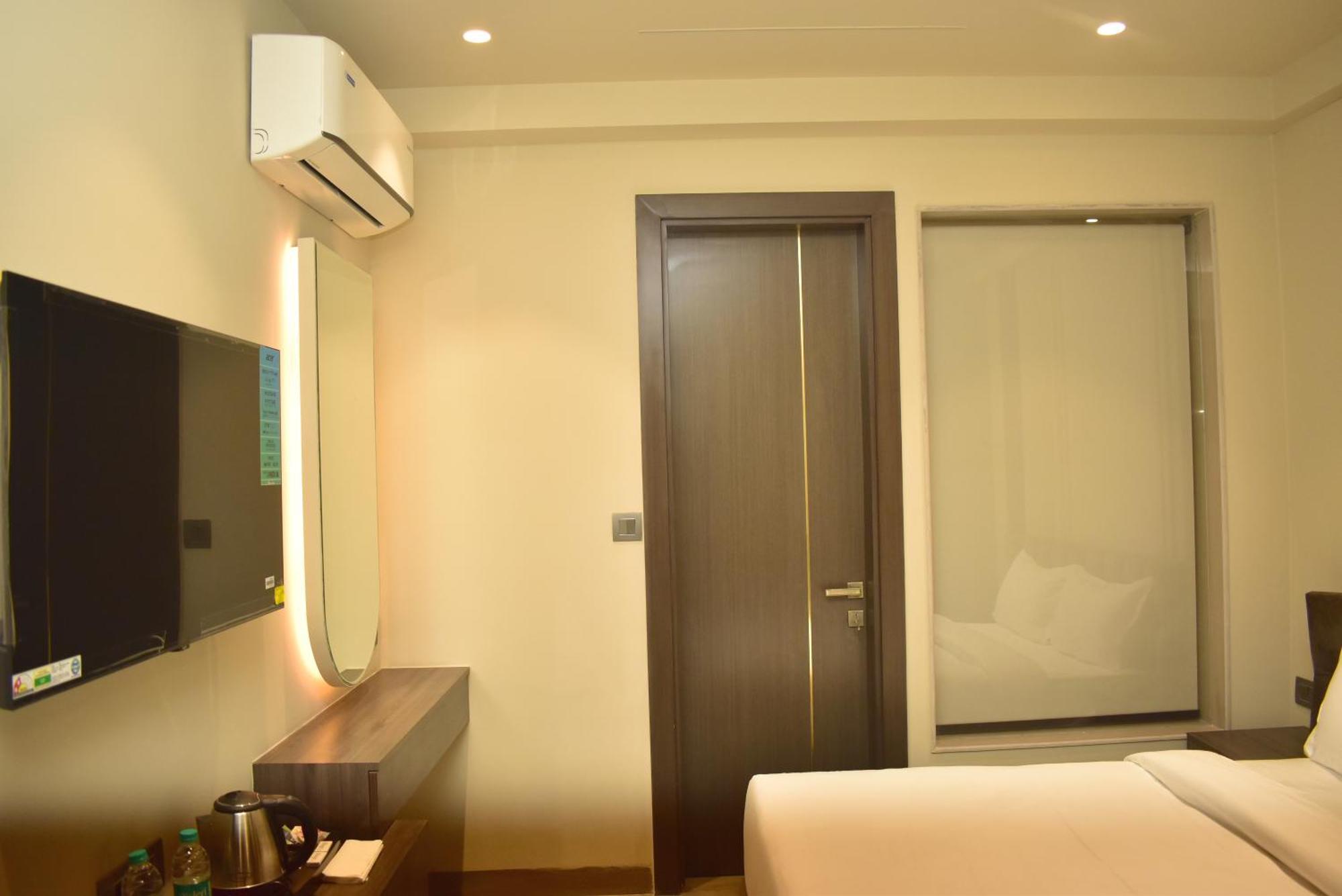 Hotel Cullinan By Qotel Janakpuri Delhi  Exterior foto